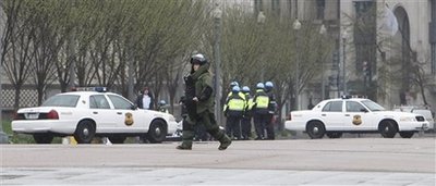 capt_553eb3c95b9c4374a96d27845db8b89e_us_tax_day_protests_whcd102.jpg